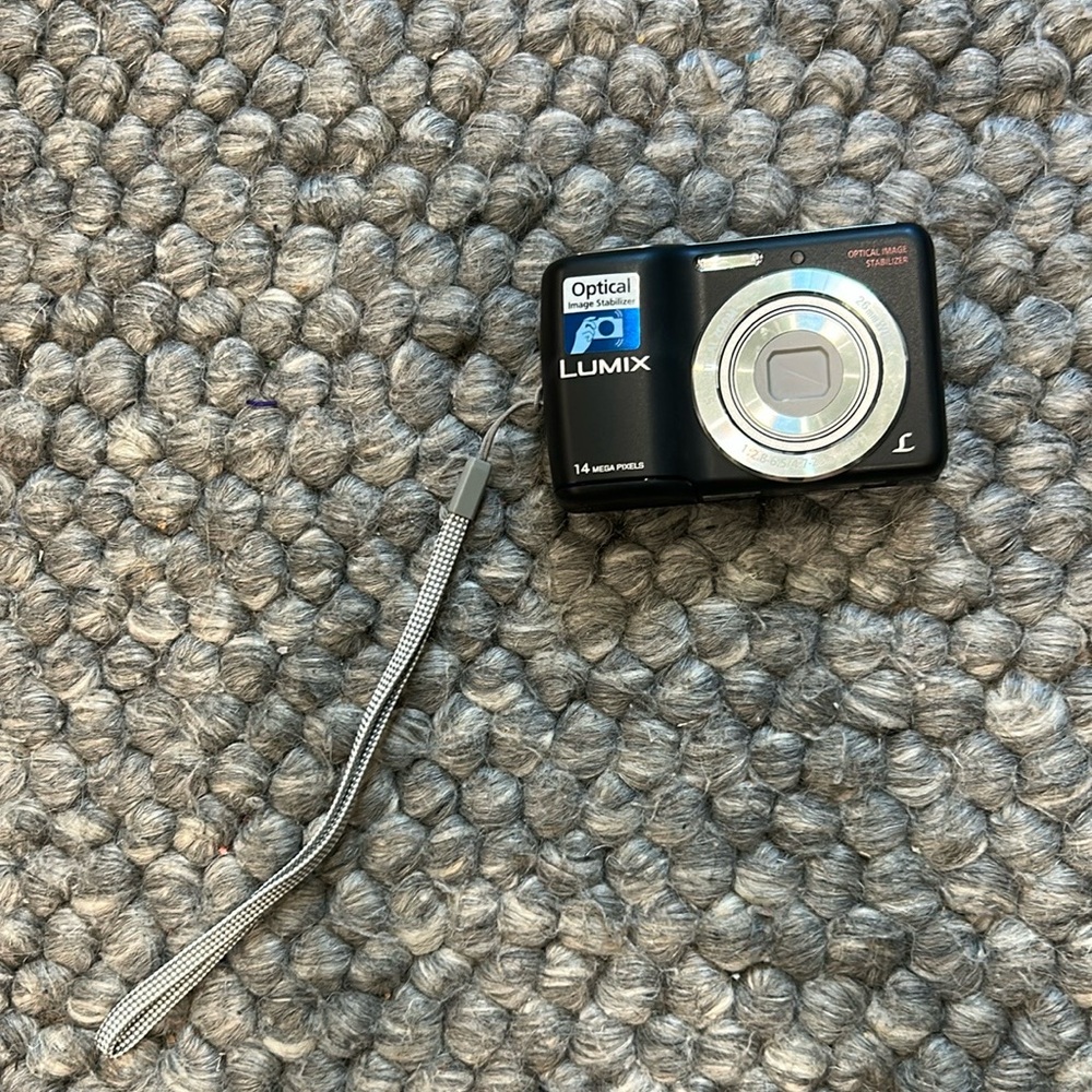 Panasonic Lumix DMC-LS5 Digital Camera - Picture 2 of 6